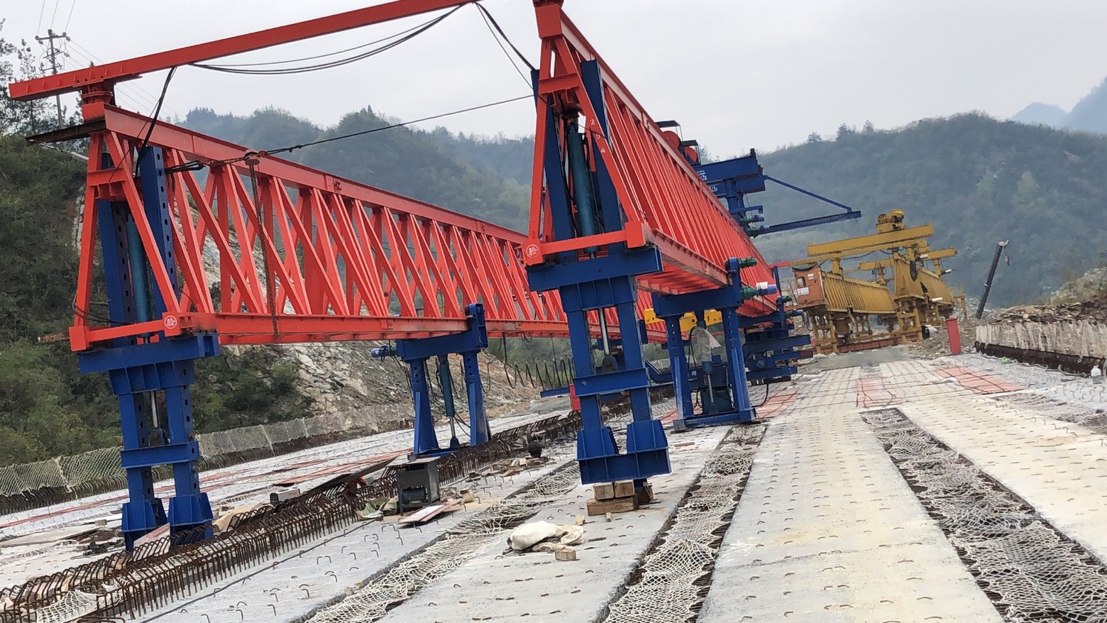 湖北十堰，十巫高速三標(biāo)，采購我廠的JQ40-180新式架橋機(jī)
