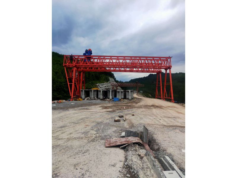 重慶匯森路橋工程建設有限公司，巴萬高速三標項目部采購高遠重型MG100/10-24m-9m龍門吊兩臺，設備發(fā)貨出廠